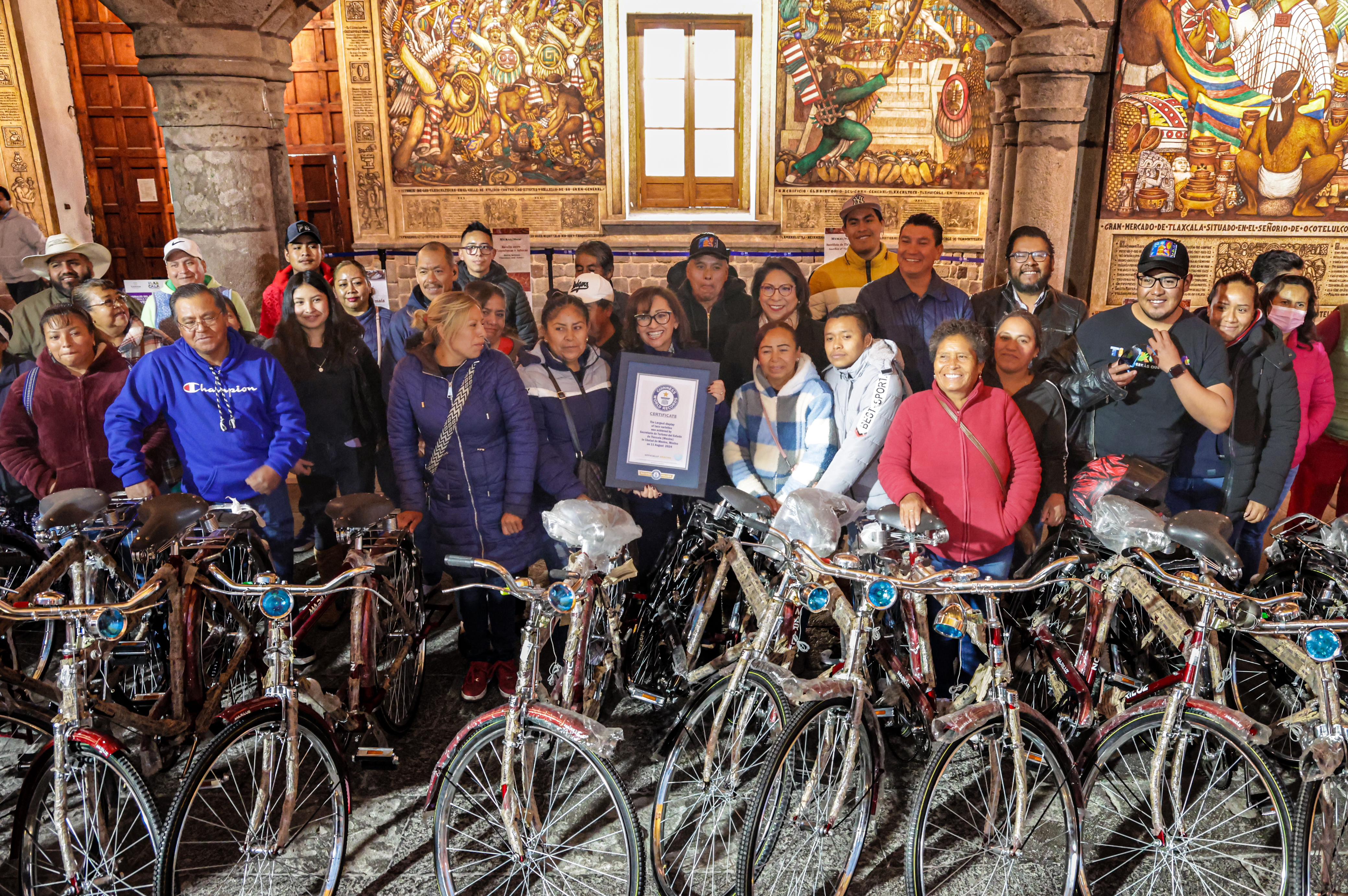 Entrega gobernadora bicicletas a taqueros que ganaron Récord Guinness